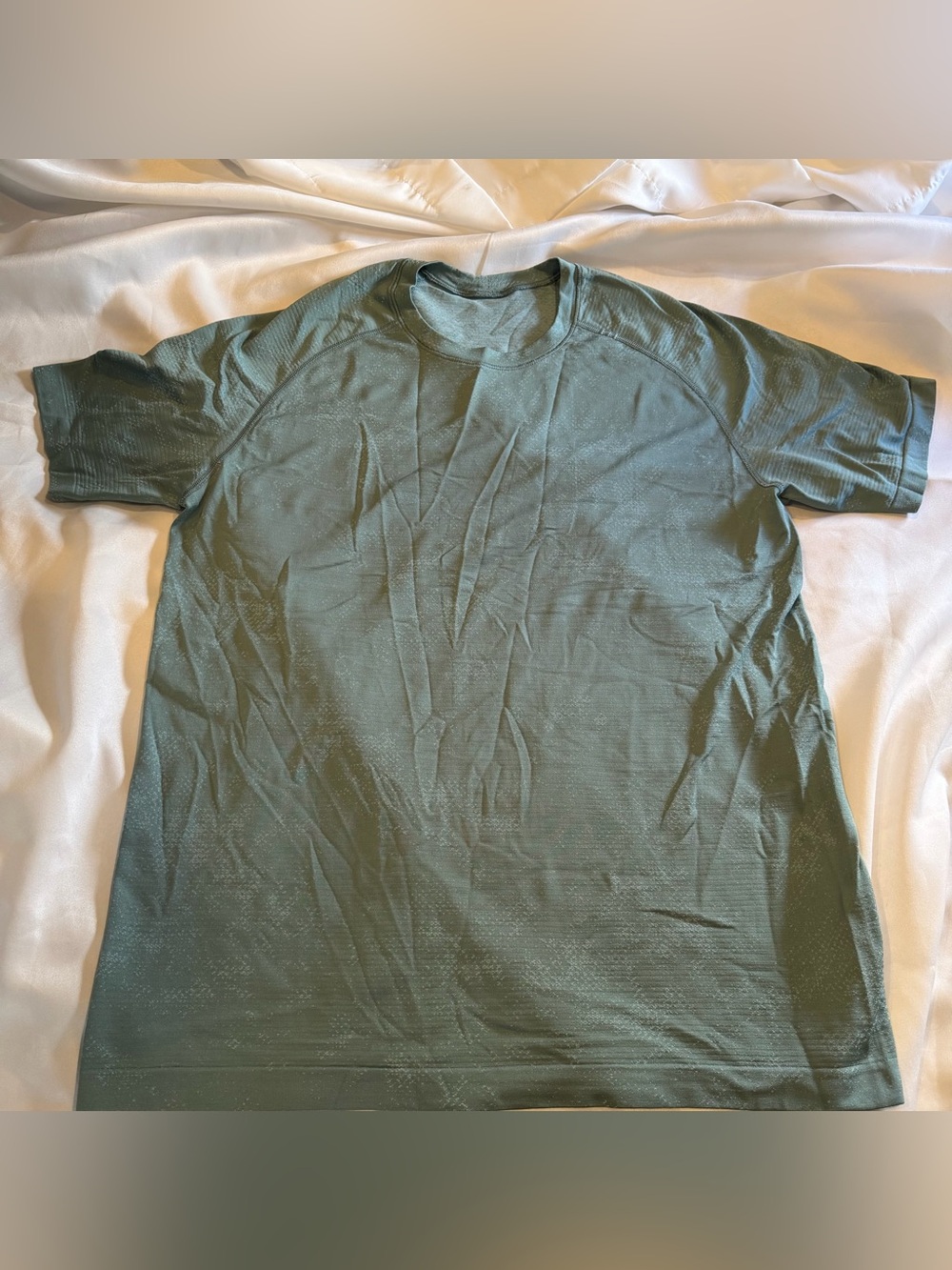 Men’s Lululemon Short Sleeve Athletic Shirt size medium